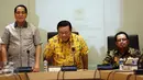 Ketua Dewan Pakar Partai Golkar Agung Laksono (tengah) didampingi Wakilnya Firman Soebagyo (kiri), dan Mahyudin bersiap memimpin rapat di kantor pusat DPP Golkar, Jakarta, Selasa (14/3). (Liputan6.com/Johan Tallo)