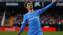 Penyerang Atletico Madrid, Antoine Griezmann berselebrasi usai mencetak gol ke gawang Valencia pada pertandingan lanjutan La Liga Spanyol di stadion Mestalla di Valencia (8/11/2021). Valencia bermain imbang atas Atletico Madrid 3-3. (AFP/Jose Jordan)