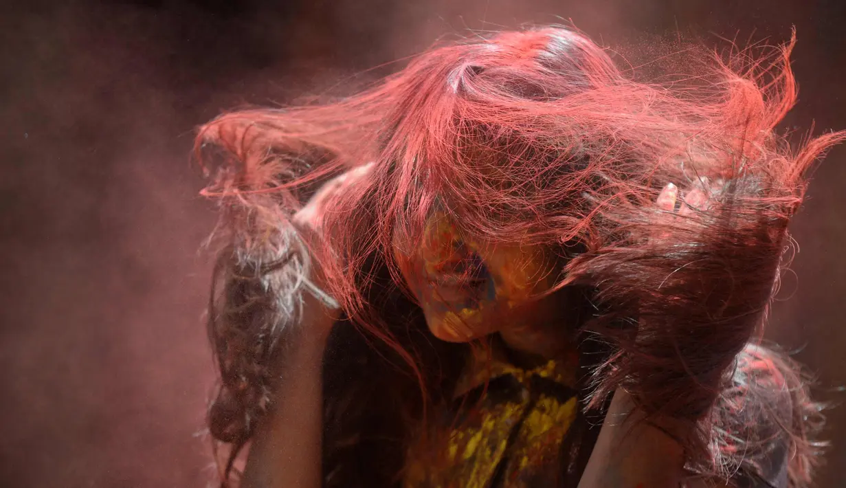 Seorang gadis saat meramaikan perayaan festival Holi di Chennai (2/3). Holi, festival musim semi hindu di India yang diadakan 2 Maret tahun ini pada akhir musim dingin pada bulan purnama pertama kalender lunar. (AFP Photo/Arun Sankar)