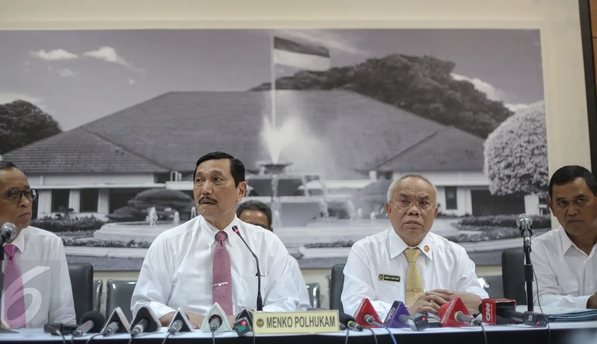 Menko Polhukam Luhut Panjaitan memberi penjelasan soal pencatutan namanya dalam negosiasi Ketua DPR dengan Freeport, di Jakarta, Kamis (19/11). Luhut menyebut kalau dirinya tak tahu menahu dan tak pernah bicara urusan saham. (Liputan6.com/Faizal Fanani)