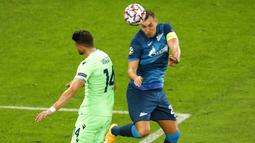 Pemain Lazio Wesley Hoedt (kiri) berebut bola dengan pemain Zenit St. Petersburg Artem Dzyuba pada pertandingan Grup F Liga Champions di Stadion Saint Petersburg, St. Petersburg, Rusia, Rabu (4/11/2020). Pertandingan berakhir dengan skor 1-1. (AP Photo/Mike Kireev)