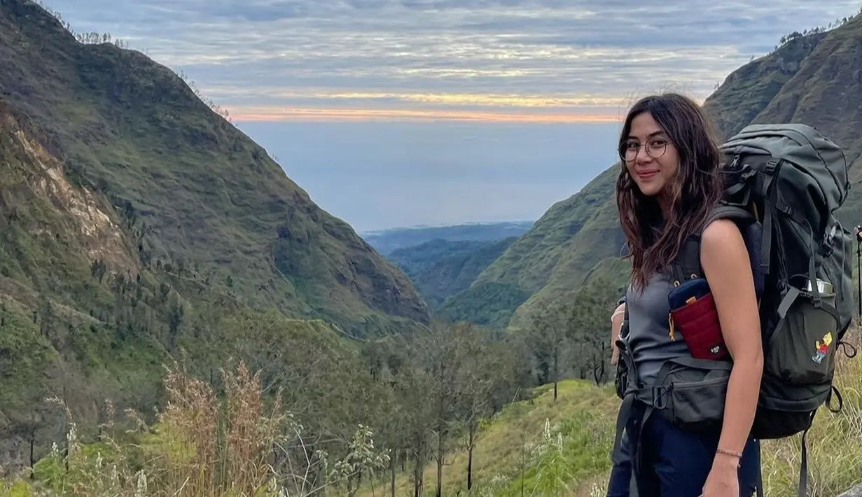 Meski di atas gunung sangatlah dingin, rupanya Adinda Thomas juga pernah memakai tanktop. Lagi-lagi warna netral, kali ini sang artis memakai tanktop abu-abu. Untuk sepatu, dia memilih sepati untuk mendaki gunung  [instagram/adindathomas]
