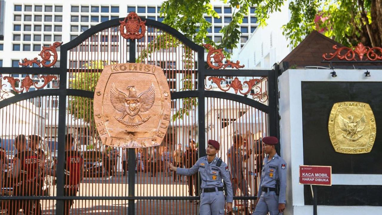 Petugas&nbsp;berjaga di sekitar area Gedung Komisi Pemilihan Umum (KPU), Jakarta, Selasa (19/3/2024). Dalam waktu dekat, KPU akan mengumumkan hasil Pemilihan Umum (Pemilu 2024.&nbsp;Liputan6.com/Angga Yuniar