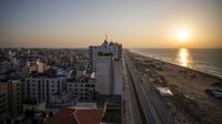 Suasana pantai yang kosong selama lockdown untuk menahan pandemi virus corona COVID-19 di Jalur Gaza, Palestina, Jumat (18/12/2020). Lockdown diberlakukan di sejumlah tempat. (AP Photo/Khalil Hamra)