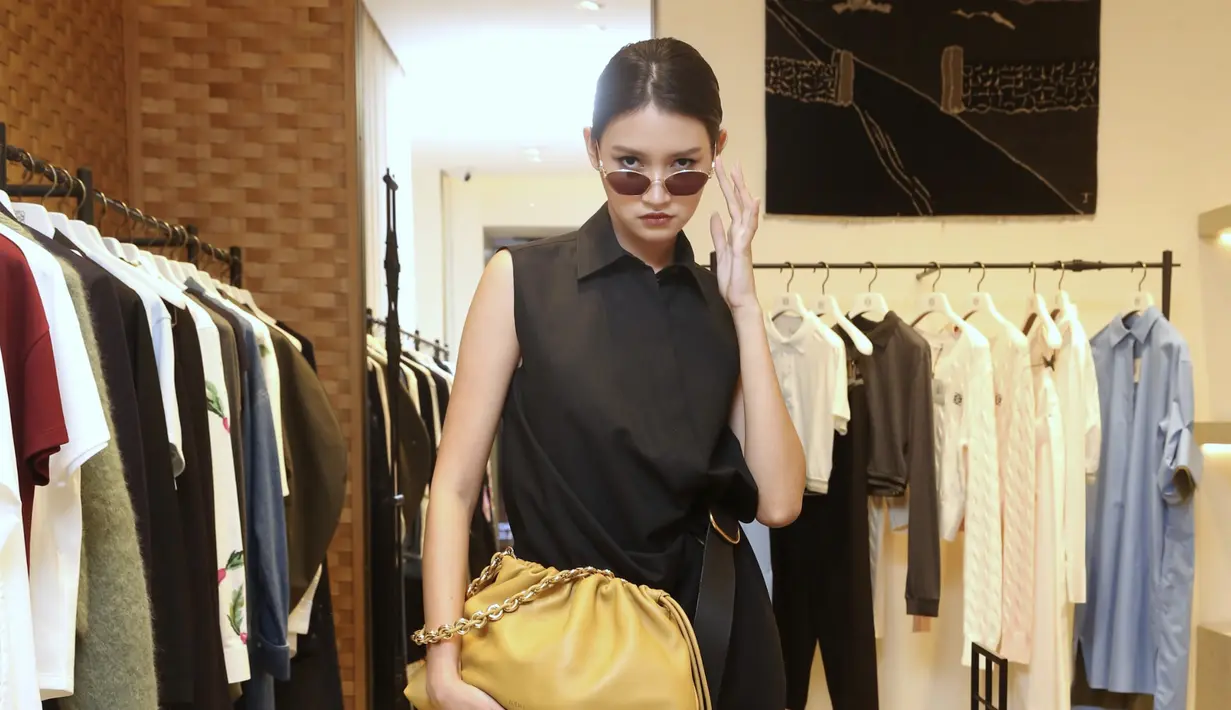 Ready to Wear, bag, glasses by Loewe, Makeup by Laura Mercier, Hair by Sisley, Model: Clara for Studio47.