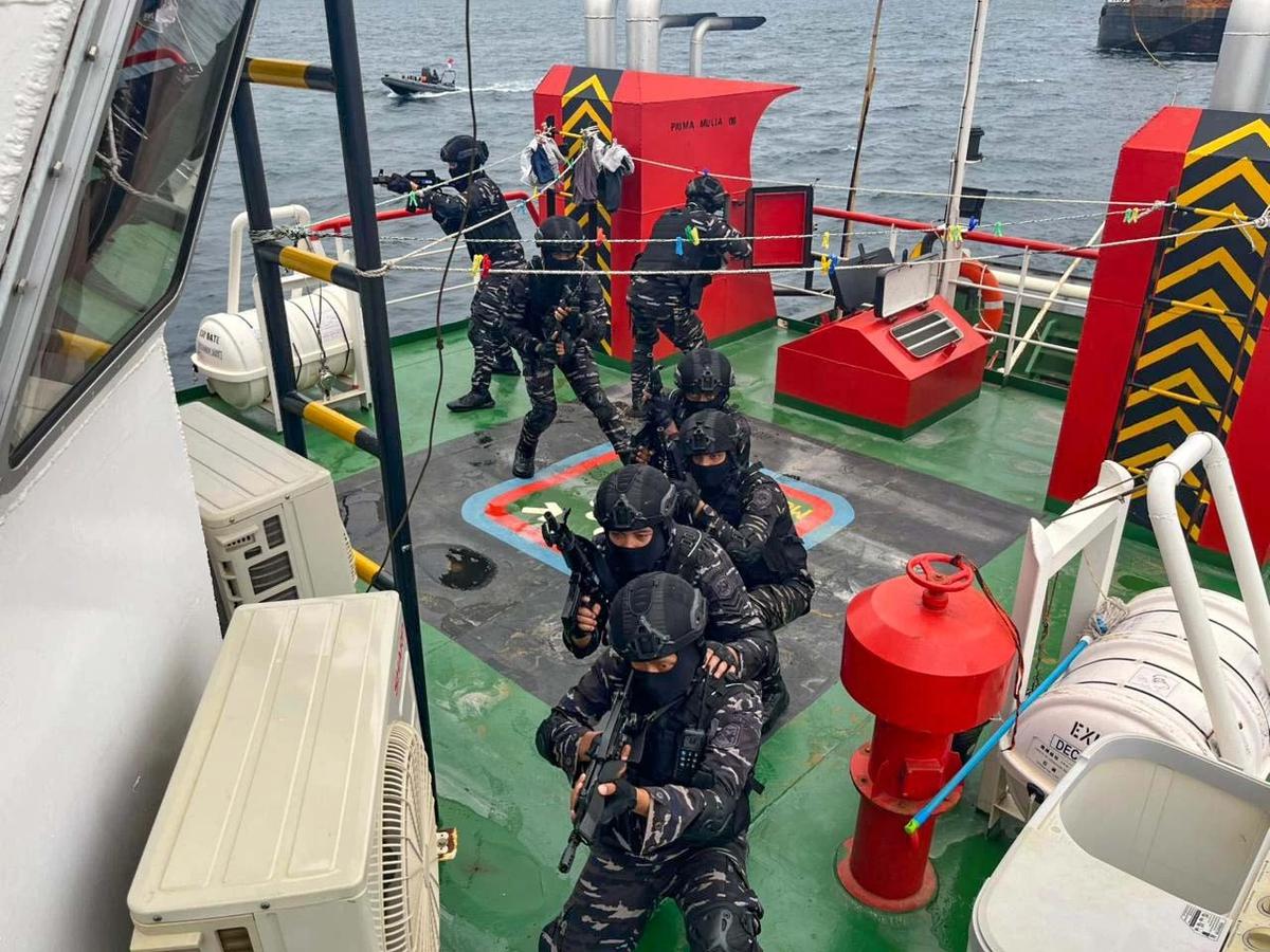 Prajurit TNI AL saat mengamankan dua kapal pengangkut nikel yang terindikasi melakukan sejumlah pelanggaran di Perairan Mandiodo, Konawe Utara, Sulawesi Tenggara, Selasa (25/11/2025 ).