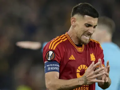 Pemain AS Roma, Lorenzo Pellegrini, tertunduk lesu setelah ditaklukkan Bayer Leverkusen dalam duel leg pertama semifinal Liga Europa di Stadion Olimpico, Roma,  Jumat (3/5/2024). AS Roma takluk 0-2. (Alfredo Falcone/LaPresse via AP)