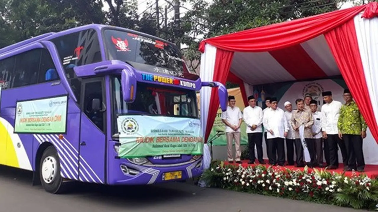 Mudik itu cara kita hidup bahagia Wapres JK lepas peserta mudik Dewan Masjid Indonesia 2018. ©2018 Merdeka.com/Hari Ariyanti