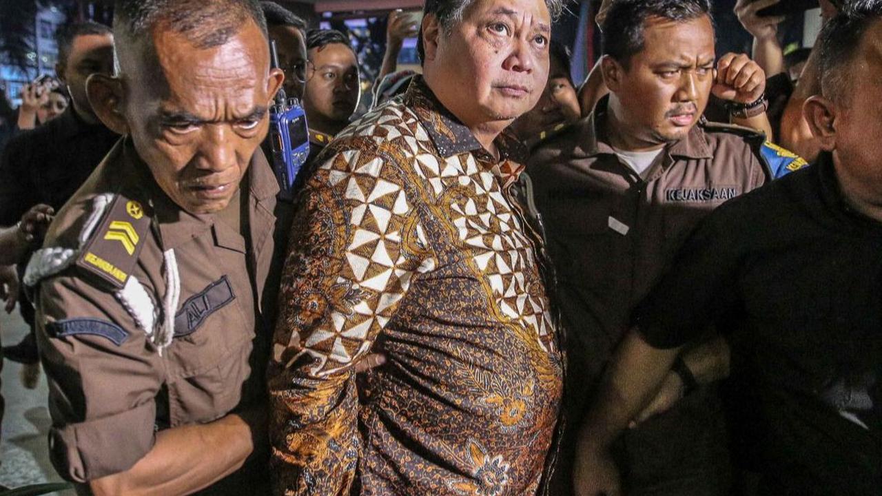 Menko Perekonomian Airlangga Hartarto tampak dikawal ketat usai menjalani pemeriksaan di Gedung Bundar, Kejaksaan Agung, Jakarta, Senin (24/7/2023) malam. Airlangga diperiksa hampir 13 jam setelah menuntaskan 46 pertanyaan yang diberikan Kejagung.