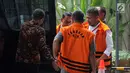 Sejumlah tersangka KPK turun dari mobil saat akan menjalani pemeriksaan di Gedung KPK, Jakarta, Jumat (14/9). Mereka menjalani pemeriksaan dengan berbagai kasus korupsi yang berbeda. (Merdeka.com/Dwi Narwoko)