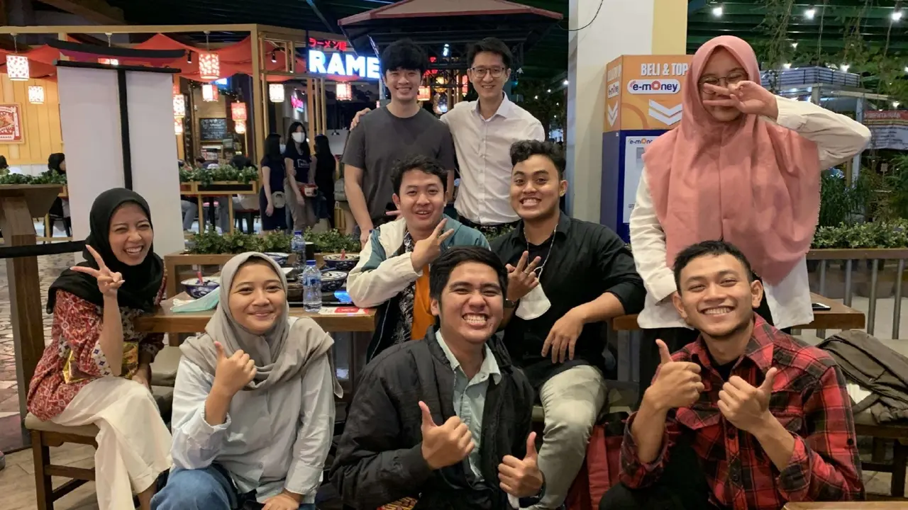 Pendiri KitaLulus Stevie Jimmy dan Wei-Chuan Chew (Wibowo) bersama tim KitaLulus.