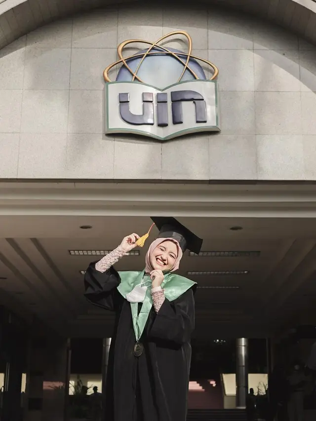 6 Potret Arafah Rianti saat Wisuda, Tampil Menawan dalam Balutan Kebaya