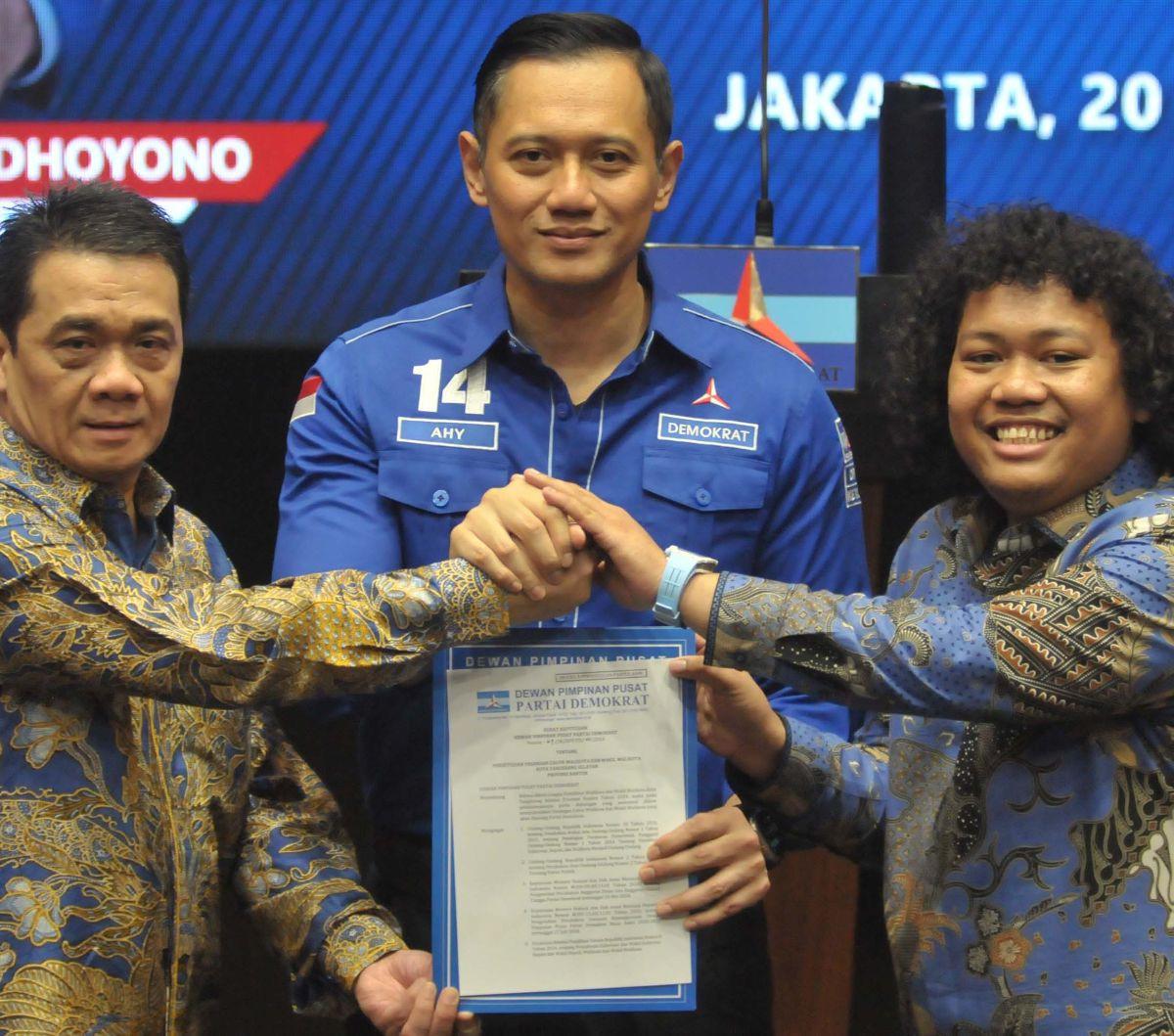 Pasangan bakal calon wali kota dan bakal calon wakil wali kota Tangerang Selatan, Riza Patria (kiri)-Marshel Widianto (kanan) tersenyum ketika menerima dukungan dari Ketua Umum Partai Demokrat Agus Harimurti Yudhoyono (AHY) di Gedung DPP Demokrat, Jakarta