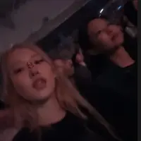 Rose dan Jennie BACKPINK&nbsp;hadiri konser Harry Style, "Love On Tour," di Seoul, Korea Selatan. (dok. tangkapan layar Instagram Story @roses_are_rosie)