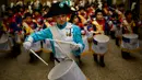 Seorang anak mengenakan seragam memimpin grupnya untuk memukul drum saat perayaan La Tamborrada di kota Basque San Sebastian, Spanyol (20/1). Acara ini bertujuan untuk menghormati santo pelindung mereka. (AP Photo / Alvaro Barrientos)