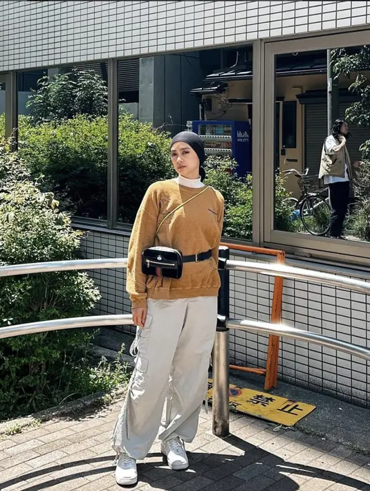 Ayudia Chaerani dikenal dengan outfitnya yang begitu sederhana namun tetap bergaya. [Foto: Instagram/ Ayudia Chaerani]