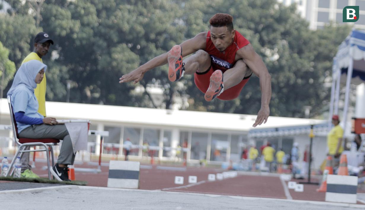 Atlet lompat jauh DKI Jakarta, Noval, melakukan lompatan saat kejurnas atletik di Stadion Madya, Senayan, Jakarta, Rabu (9/5/2018). Noval berhasil menjadi juara dengan loncatan sejauh 7,14 Meter. (Bola.com/M Iqbal Ichsan)