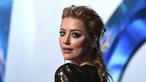 Amber Heard berpose saat tiba menghadiri premier film terbarunya, "Aquaman" di Los Angeles, California, AS (12/12). Di film ini Amber Heard sebagai pemeran karakter Mera. (AP Photo/ Jordan Strauss)