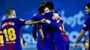 Pemain Barcelona, Lionel Messi dan Ousmane Dembele merayakan gol ke gawang Real Sociedad pada laga pekan ke-19 La Liga di Stadion Anoeta, Minggu (14/1). Kemenangan berhasil diraih Barcelona 4-2 saat menghadapi Real Sociedad. (AP/Alvaro Barrientos)