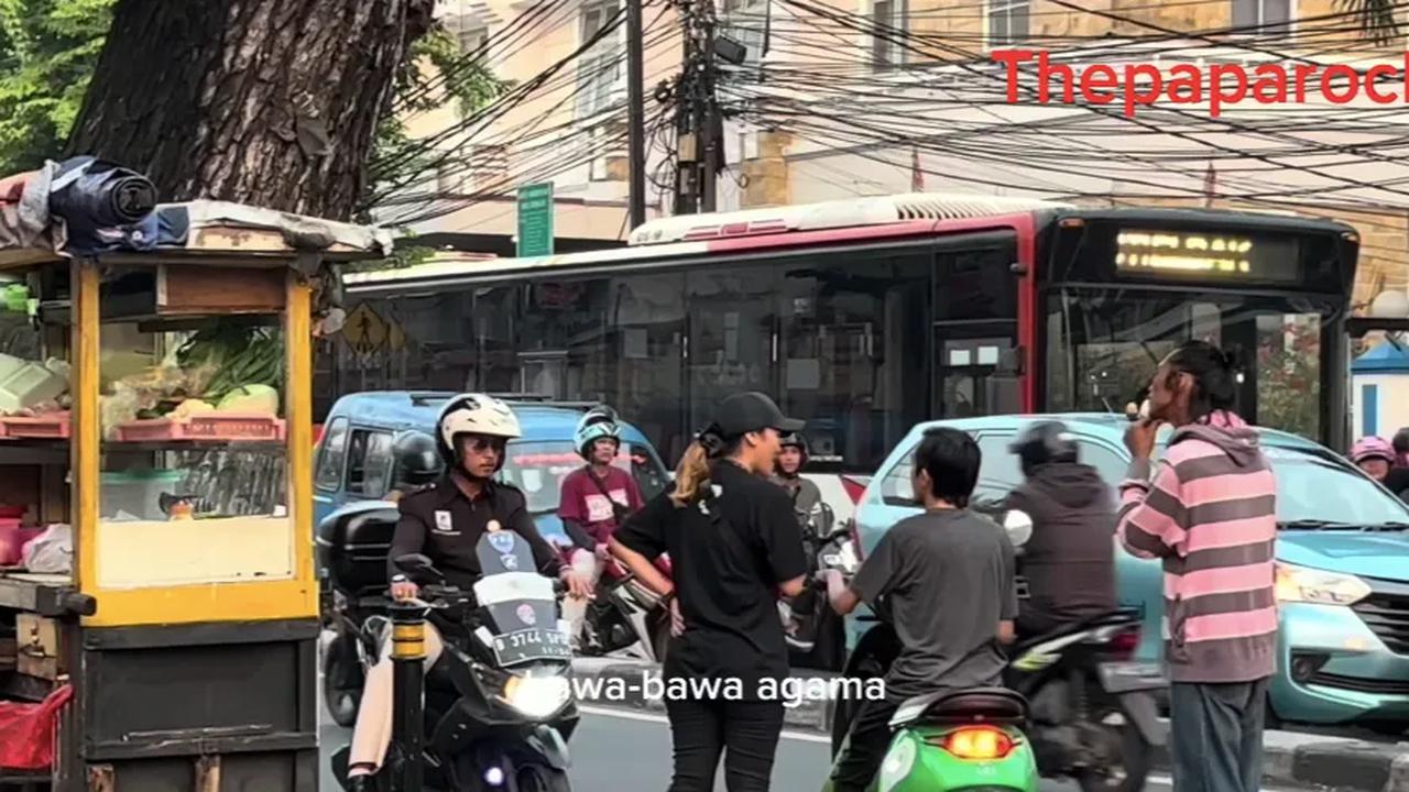 “Yaa, cuma nanya,” sahut pemotor.