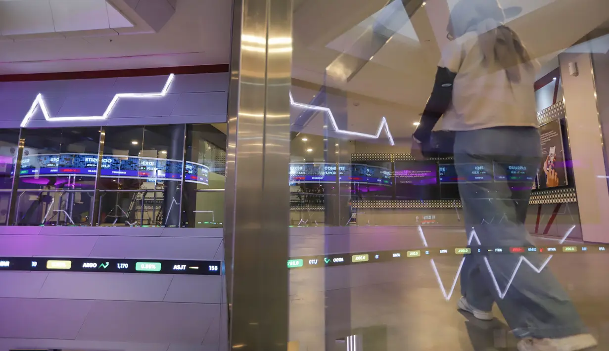 Pekerja berjalan dekat layar digital pergerakan Indeks Harga Saham Gabungan (IHSG) di Bursa Efek Indonesia (BEI), Jakarta, Jakarta, Selasa, 28 Juli 2026. (KLY/ Arie Basuki)