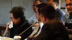 Tersangka dugaan makar, Rachmawati Soekarnoputri menangis di hadapan Wakil Ketua DPR Fadli Zon di Gedung DPR, Jakarta, Selasa (10/1). Rachmawati menangis saat menceritakan kronologi penangkapan dirinya atas tuduhan makar. (Liputan6.com/Johan Tallo)