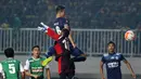 Pemain Arema Cronus, Ryuji Utomo saat mencetak gol melawan PS TNI pada laga Torabika SC 2016 di Stadion Pakansari, Bogor, Minggu (31/7/2016). (Bola.com/Nicklas Hanoatubun)
