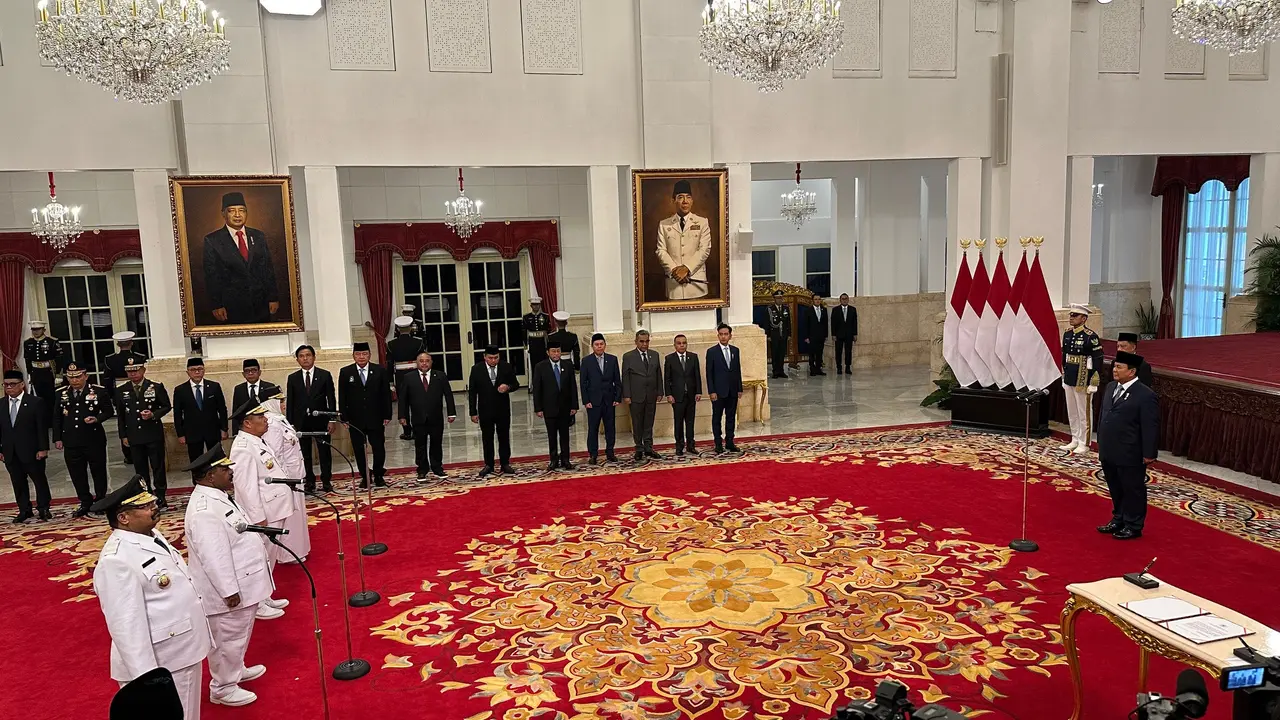Presiden Prabowo melantik Gubernur-Wakil Gubenur Provinsi Papua Pegunungan dan Kepulauan Bangka Belitung di Istana Negara, Jakarta, Kamis (17/4/2025).