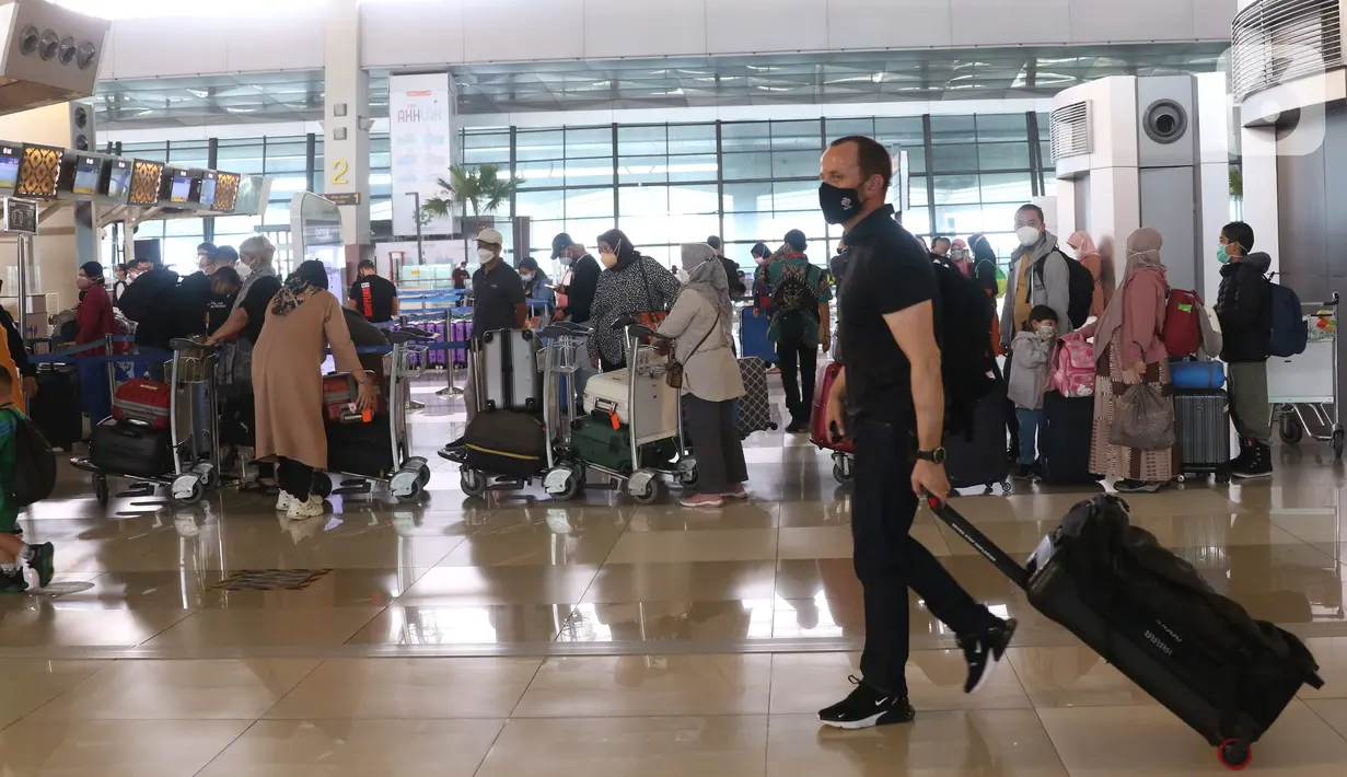 Calon penumpang berada di Terminal 3 Bandara Internasional Soekarno Hatta, Banten, Selasa (1/3/2022). Mulai hari ini pemerintah memberlakukan aturan karantina selama tiga hari bagi Pelaku Perjalanan Luar Negeri (PPLN) yang sudah memperoleh vaksinasi lengkap dan booster. (Liputan6.com/Angga Yuniar)