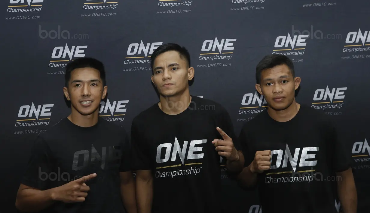 Petarung Indonesia, Stefer Rahardian foto bersama usai latihan terbuka jelang laga One Championship di Senayan, Jakarta, Kamis (14/07/2017). Pertarungan tersebut akan berlangsung di JCC, Jakarta, Sabtu (16/9/2017). (Bola.com/M Iqbal Ichsan)
