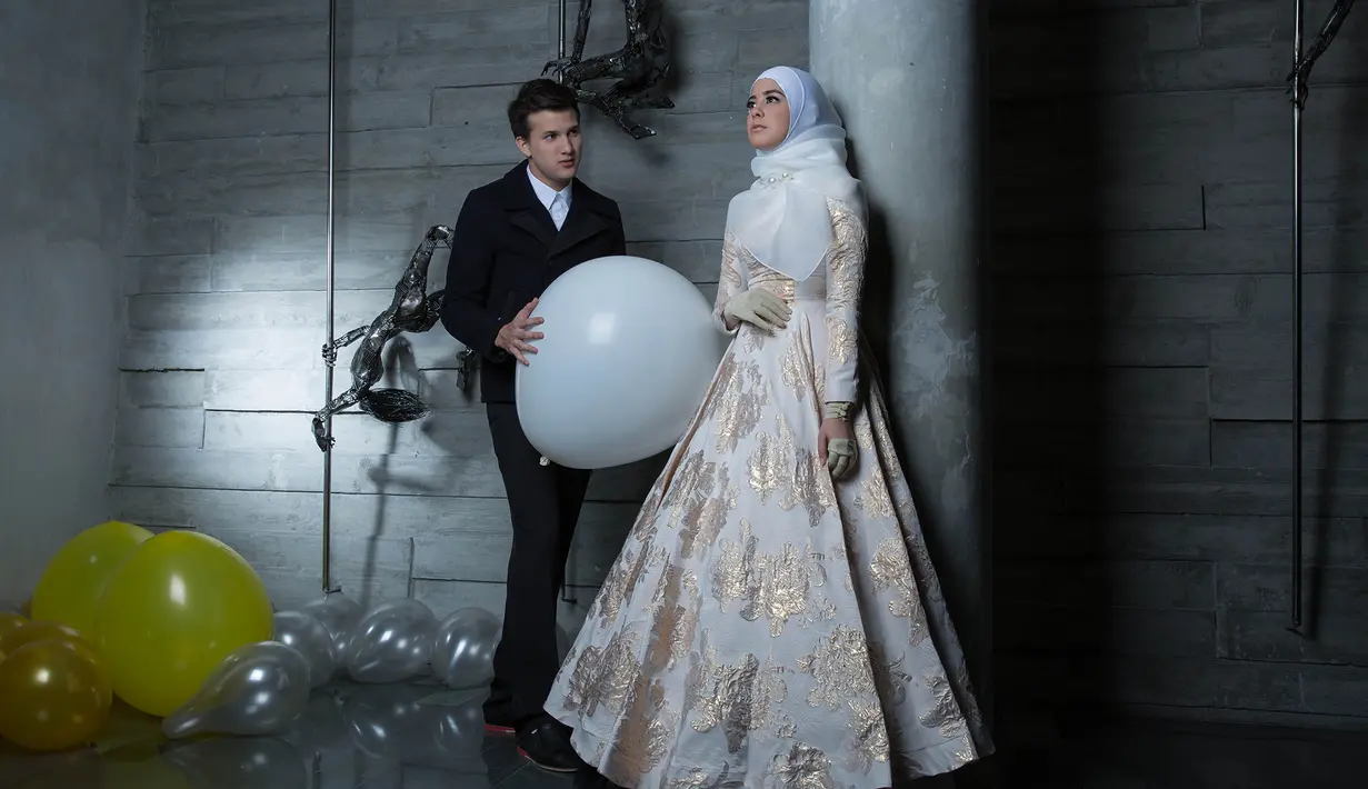 Risty Tagor; Hijab,dress dan sarung tangan by by Normamoi IG @normahauri, kalung by number9 IG @nubernineonline. Stuart Collin:  blazer by Yudhistira IG @yudhistira_tyra. Make up by Devrio, Fashion Stylist Iwan Latiff. (M. Akrom Sukarya/Bintang.com)