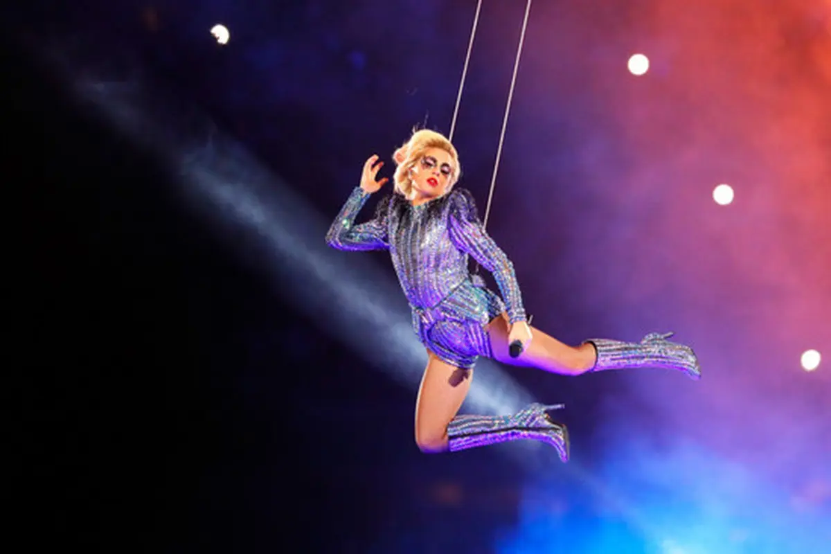 Baju Seksi dan Futuristik Lady Gaga Panaskan Panggung Super Bowl 