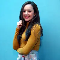 Sibuk dengan kegiatan di dunia hiburannya, Beby Tsabina ternyata masih memikirkan yang namanya pendidikan. Mengaku sulit membagi waktu untuk bersekolah lantaran sibu syuting, ini cara yang dilakukan Beby Tsabina. (Nurwahyunan/Bintang.com)