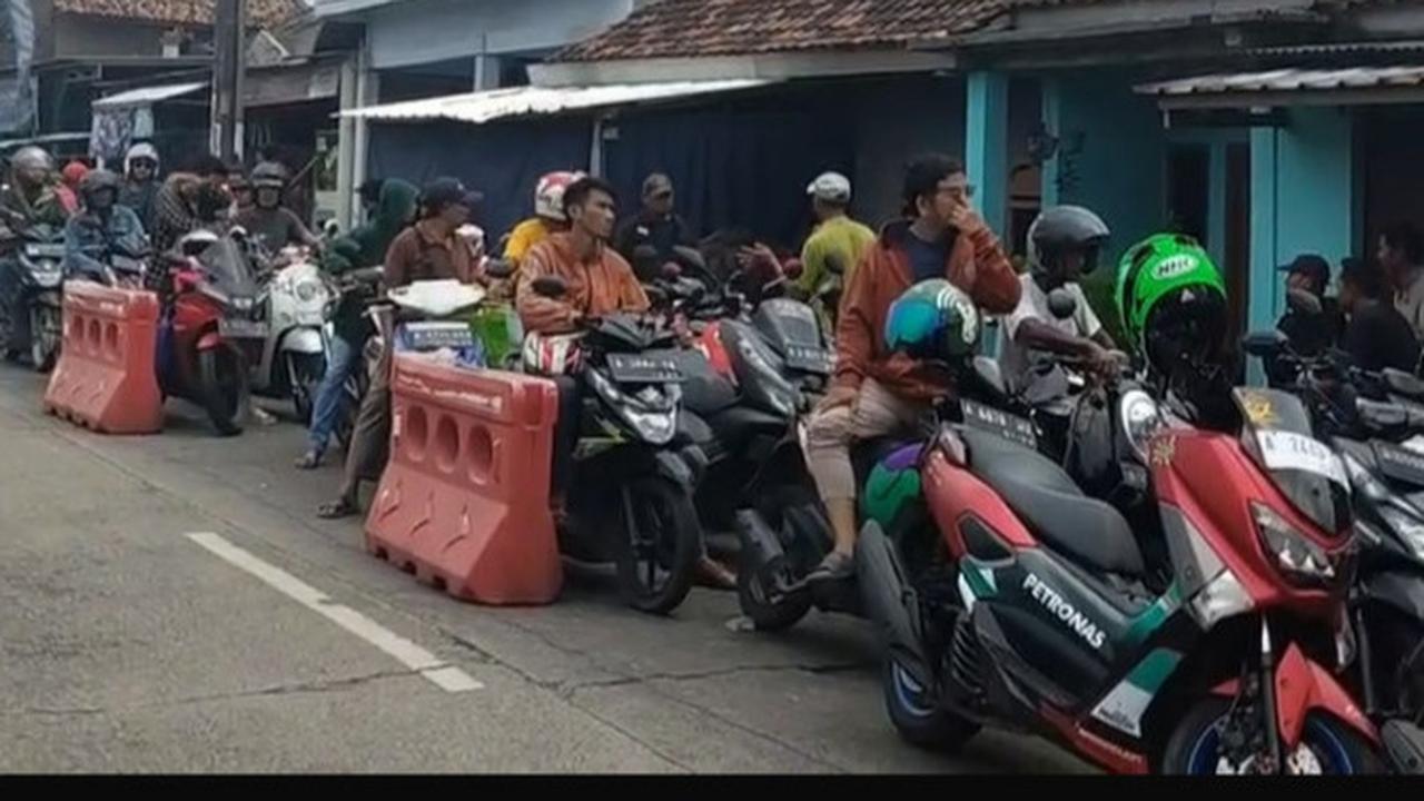 warga antre bayar pajak
