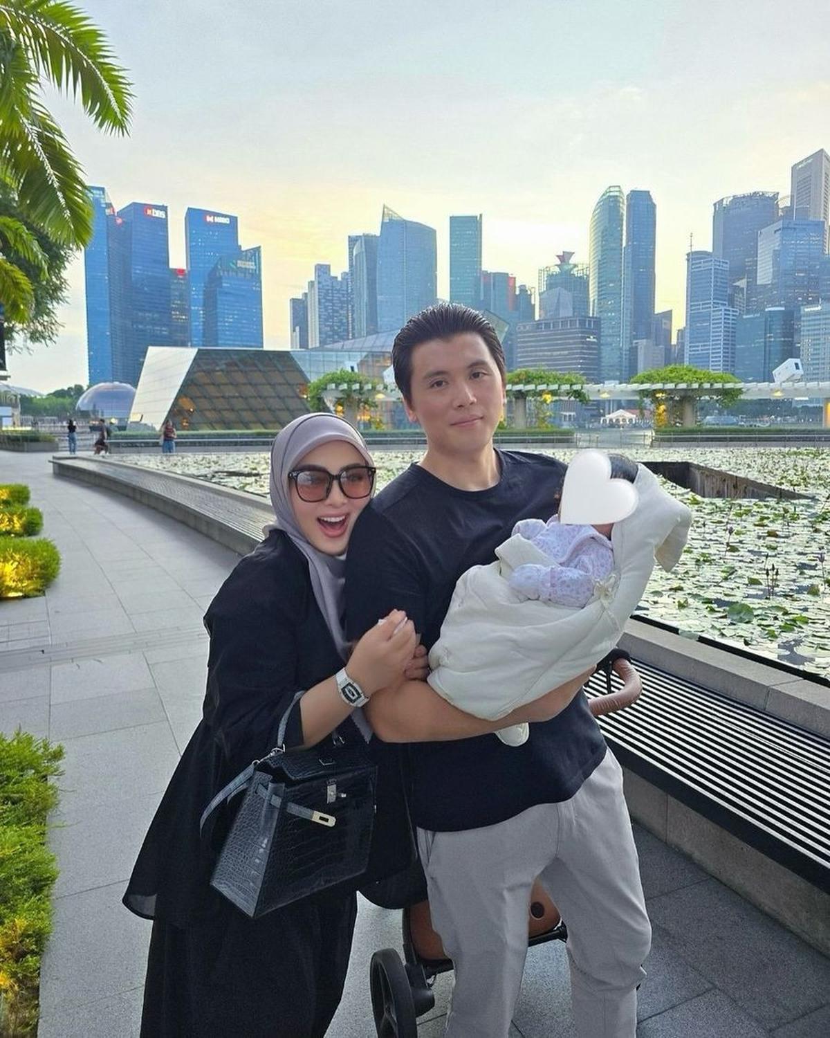 8 Potret Syahrini Rayakan Usia Putrinya yang Sudah Masuki Bulan ke-3 dengan Jalan-Jalan, Kini Tenteng Buku Parenting Tebal Kemana-Mana