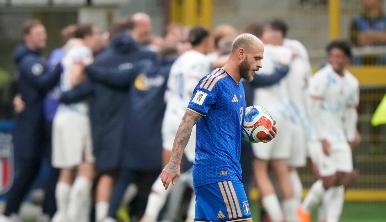 Pemain Italia, Federico Dimarco, tertunduk lesu setelah ditaklukkan Norwegia pada laga terakhir Grup I Kualifikasi Piala Dunia 2026 zona Eropa di Stadion San Siro, Senin (17/11/2025) dini hari WIB. (AP Photo/Luca Bruno)