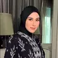 Tampak Syahnaz yang memancarkan aura anggun bak ibu pejabat mengenakan kebaya kartini warna hitam-putih dengan motif tenun yang menawan.  [@syahnazs].