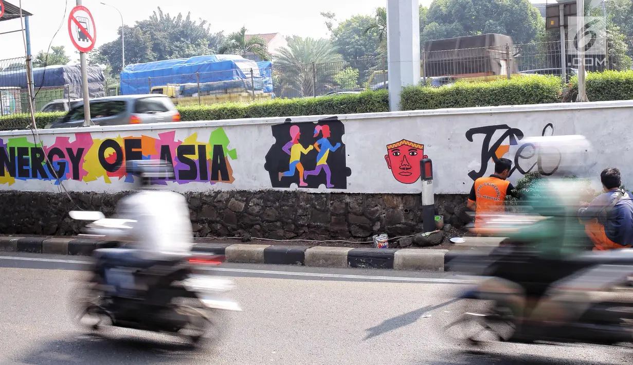 Petugas PSSU menyelesaikan mural bertema Asian Games di kawasan Tanjung Barat, Jakarta, Kamis (31/5). Mural itu dibuat untuk sosialisasi sekaligus bentuk dukungan terhadap perhelatan Asian Games pada Agustus 2018 mendatang. (Liputan6.com/Faizal Fanani)