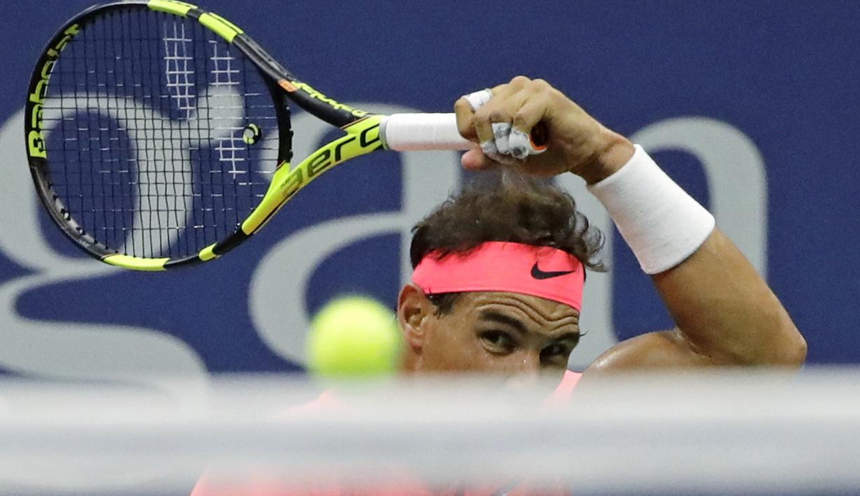 Ekspresi Rafael Nadal setelah mengembalikan bola ke arah lawannya Dusan Lajovic pada babak pertama Tenis AS Terbuka 2017 di Arthur Ashe Stadium, New York,  (29/8/2017). Nadal menang 8-6, 6-2, 6-2. (AP/Frank Franklin II)