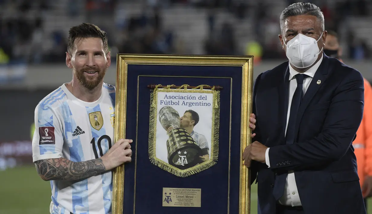 Lionel Messi juga berhasil meraih gelar sebagai pencetak gol internasional terbanyak di Amerika Selatan. Messi berhasil mengalahkan catatan legenda Brasil, Pele dengan mencetak 80 gol dalam 158 penampilannya di semua kompetisi. (AFP/Juan Mabromata)