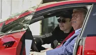 Presiden Donald Trump dan CEO Tesla Elon Musk saat duduk di dalam kendaraan Tesla Model S berwarna merah di Halaman Selatan Gedung Putih, Selasa, (11/3/2025). (Dok. Pool via AP)