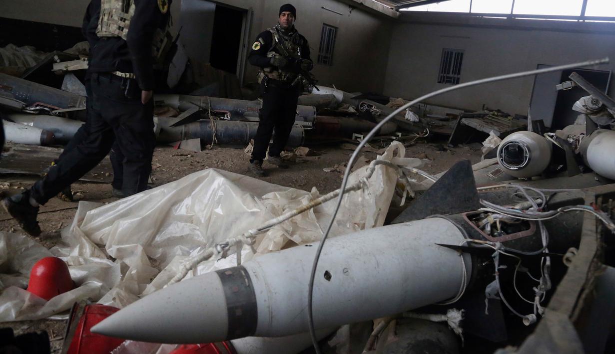Pasukan khusus Irak menemukan sebuah gudang senjata milik ISIS di sisi timur Mosul, Sabtu (28/1). Gudang senjata tersebut berisi puluhan roket peninggalan mantan diktator Irak Saddam Hussein dan gas mustard. (AP Photo/Khalid Mohammed)