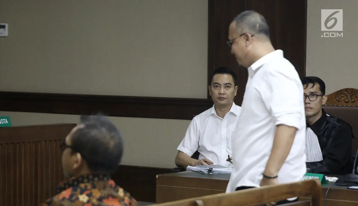 Terdakwa mantan anggota DPR, Fayakhun Andriadi melihat ke arah saksi dalam sidang dugaan suap Bakamla di Pengadilan Tipikor, Jakarta, Rabu (12/9). Sidang beragendakan mendengarkan keterangan saksi Jaksa Penuntut Umum. (Liputan6.com/Herman Zakharia)