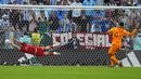 Dari lima eksekutor Belanda, dua penendang awal yaitu Virgil van Dijk dan Steven Berghuis gagal menjaringkan bola ke gawang Argentina yang dikawal Emiliano Martinez. (AP/Natacha Pisarenko)