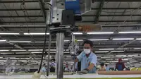 Pekerja memotong pola di pabrik Garmen. (Liputan6.com/Angga Yuniar)
