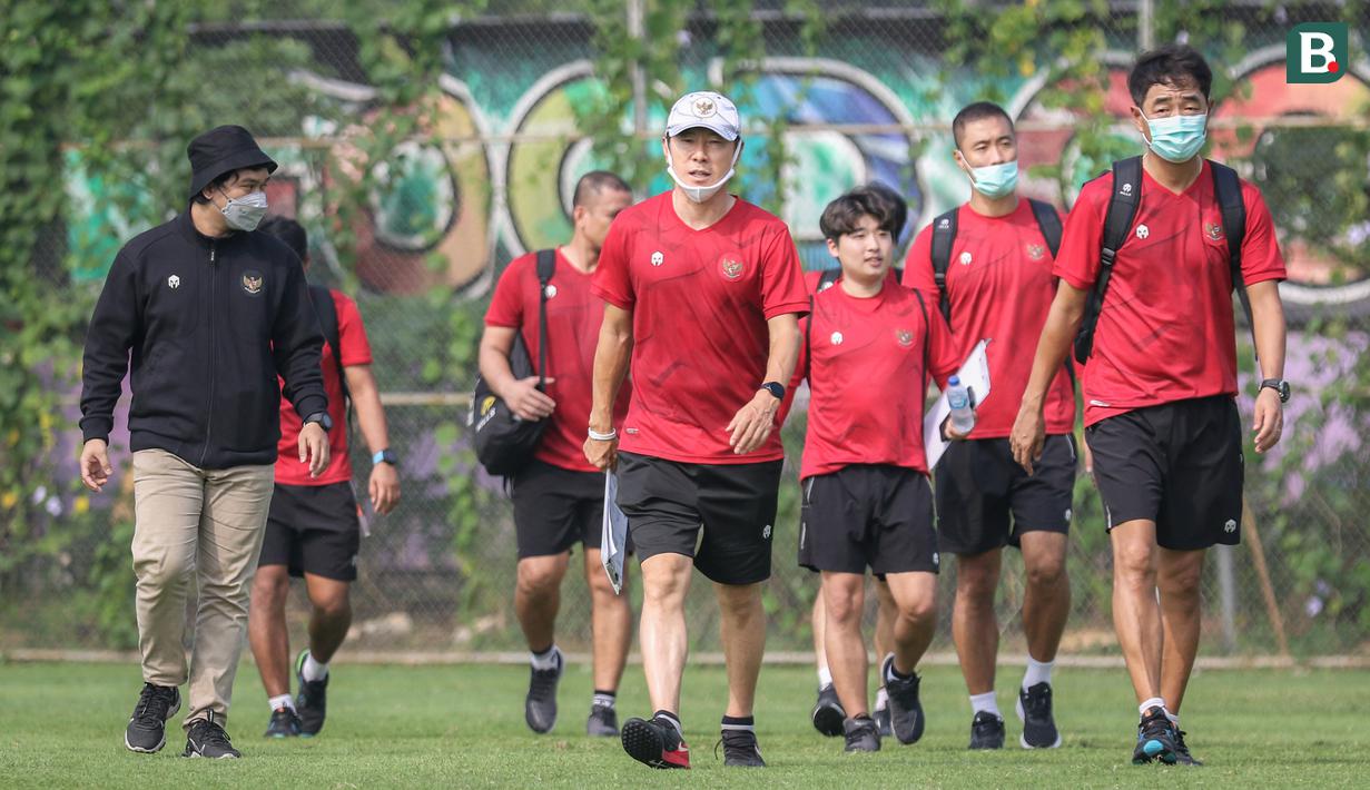 Pelatih kepala Timnas Indonesia, Shin Tae-young (tengah) dan sejumlah official Timnas Indonesia meninggalkan lapangan setelah latihan persiapan kualifikasi Piala AFC 2023 yang berlangsung di Lapangan G, Senayan, Jakarta, Sabtu (02/10/2021) WIB. (Bola.com/Bagaskara Lazuardi)