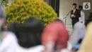 Menko PMK Muhadjir Effendy menyampaikan pidato saat upacara peringatan Sumpah Pemuda di kantor Kemenko PMK, Jakarta, Senin (28/10/2019). Dalam upacara ini, Muhadjir juga memberikan anugerah tanda kehormatan Bintang Satyalancana Karya Satya kepada sejumlah PNS. (Liputan6.com/Faizal Fanani)