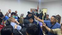 Hadiri Sidang Perdana, Haji Halim Ali Pakai Selang Infus dan Tenaga Medis