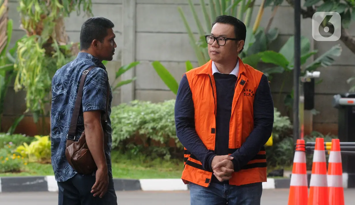 Mantan Dirut Perum Perindo Risyanto Suanda (kanan) saat akan menjalani pemeriksaan di Gedung KPK, Jakarta, Jumat (3/1/2020). Risyanto diperiksa sebagai tersangka untuk melengkapi berkas terkait menerima suap izin kuota impor ikan frozen pacific mackerel atau ikan salem. (merdeka.com/Dwi Narwoko)