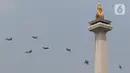 Pesawat Tempur F16 TNI AU terbang melintas di kawasan Monas, Jakarta, Selasa (17/8/2021). Aksi delapan pesawat tempur TNI AU itu untuk memperingati HUT Kemerdekaan ke-76 RI. (Liputan6.com/Herman Zakharia)